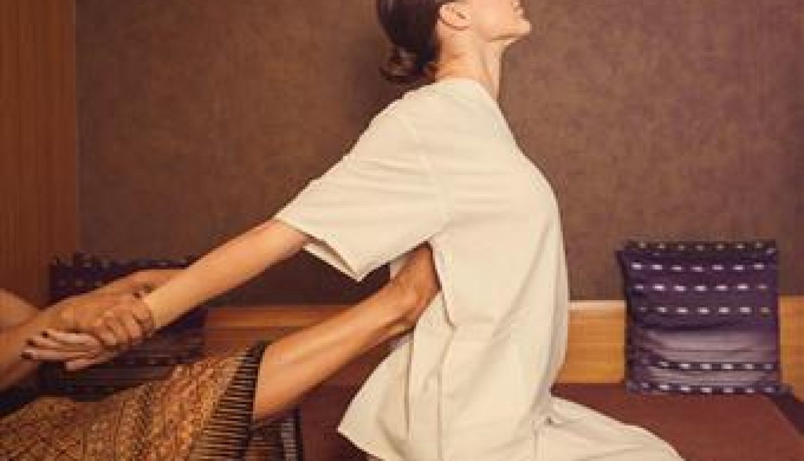 Thai Massage: Técnica de massagem holística que combina alongamento, estiramento e pressão para promover relaxamento, reduzir a tensão e melhorar a flexibilidade.